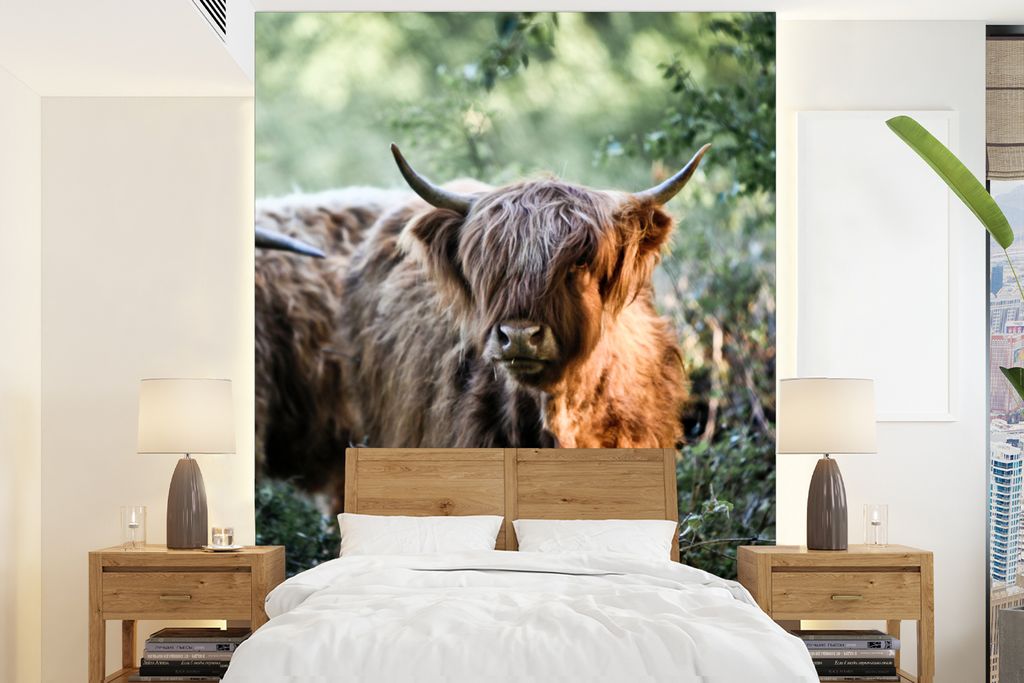 MuchoWow Fototapete für Wohnzimmer oder Schlafzimmer Wandtapete Vinyl Motivtapete Schottische Highlander - Wald - Tiere - 195x260 cm - Wandbild
