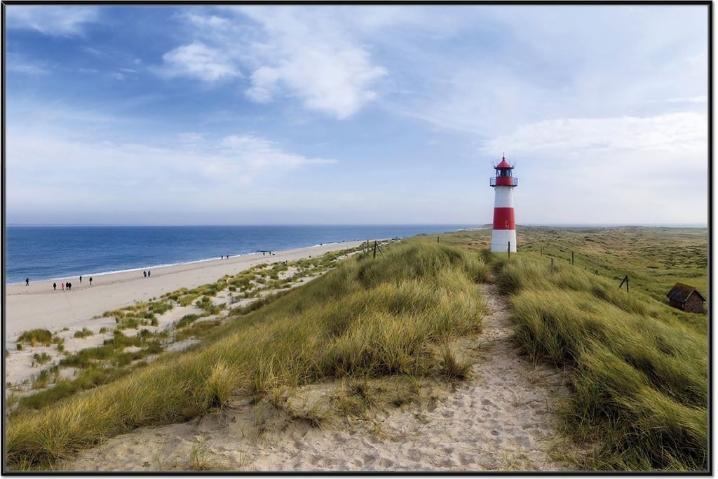 Wallario Wandbild Am Strand von Sylt Leuchtturm auf der Düne Panorama, Größe: 61 x 91,50 cm, Poster mit schwarzem Aluminiumrahmen