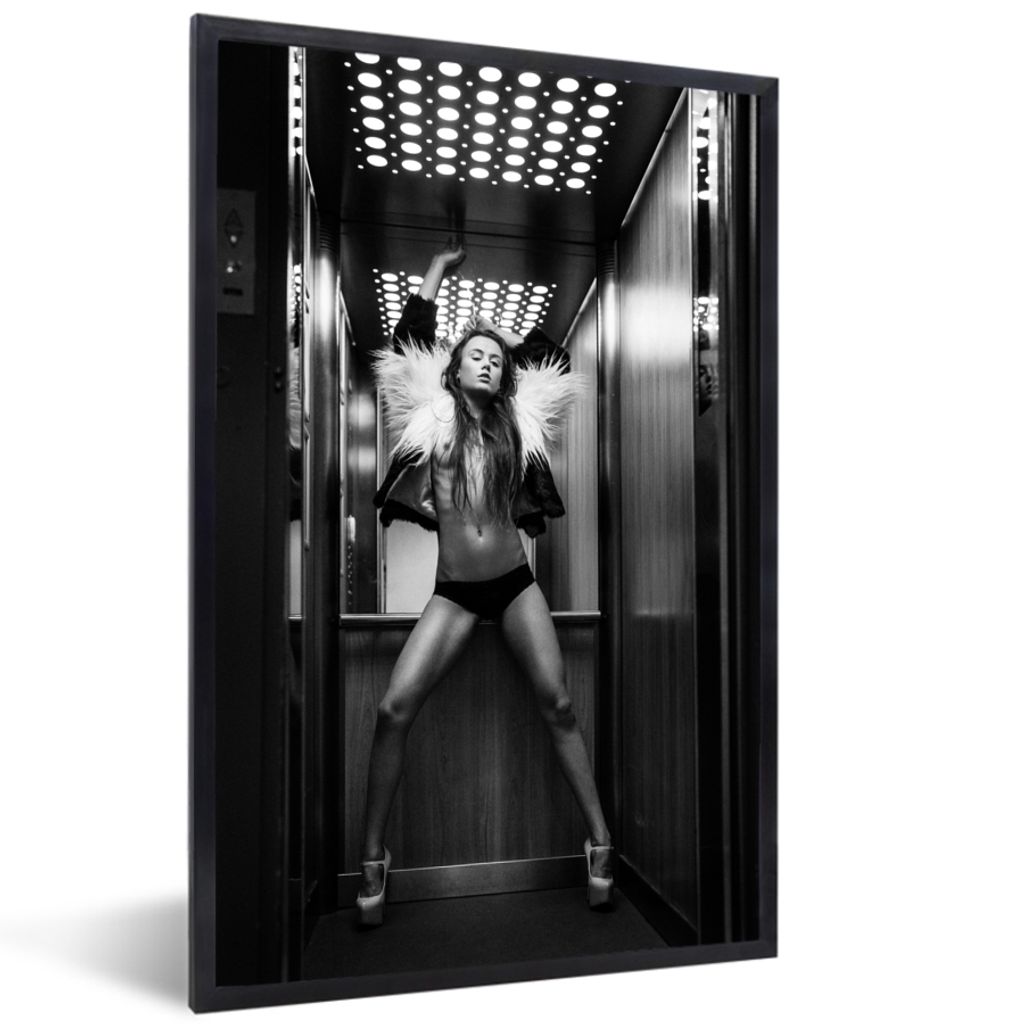 MuchoWow Gerahmtes Poster Frau - Tanzen - Aufzug - Schwarz und weiß - Unterwäsche 40x60 cm - Poster mit Schwarzem Bilderrahmen Wandposter Rahme...