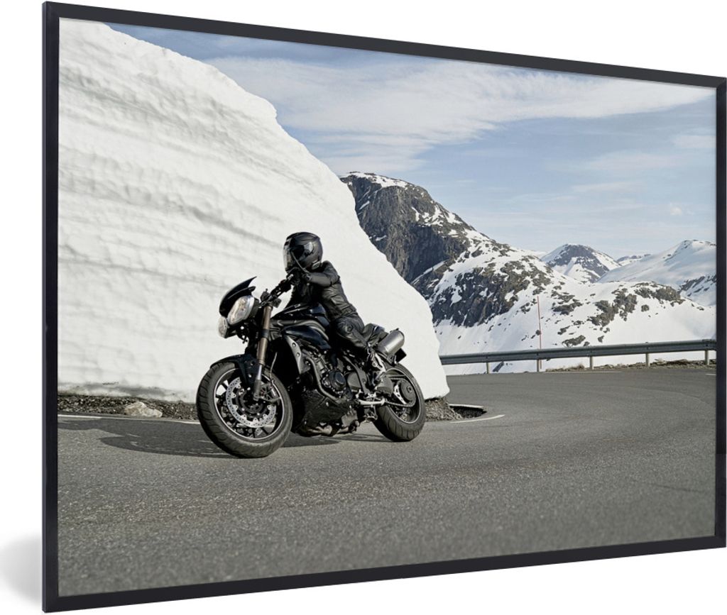 MuchoWow Gerahmtes Poster Ein Motorrad in den verschneiten Bergen 30x20 cm - Poster mit Schwarzem Bilderrahmen Wandposter Rahmen Foto Bilder - Ku...