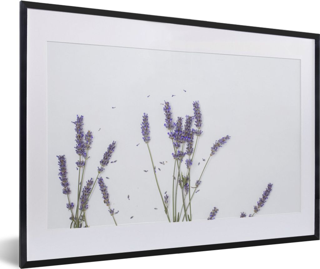 MuchoWow MuchoWow Gerahmtes Poster Kleine lilafarbene Lavendelblüten gegen einen grauen Himmel 60x40 cm - Poster mit zchwarzem Bilderrahmen - ...