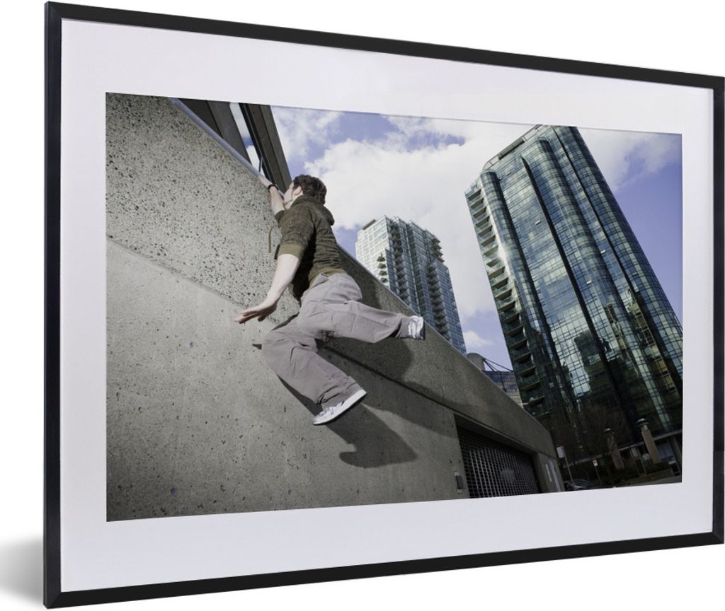 MuchoWow Gerahmtes Poster Ein Sportler bei der Ausübung der Sportart Parkour 60x40 cm - Poster mit Schwarzem Bilderrahmen Wandposter Rahmen Foto...