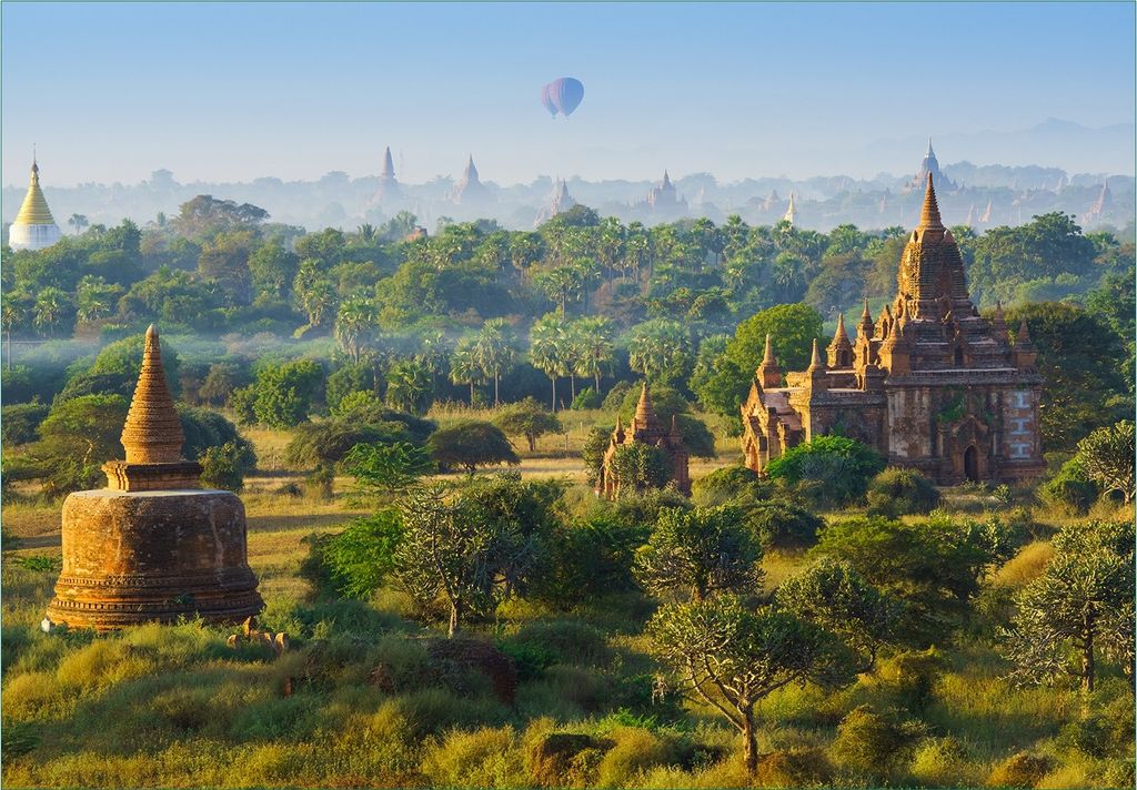 Wallario Fototapete Vliestapete, seidenmatte Oberfläche, einfache Verarbeitung, Größe 300 x 210 cm, Motiv Tempel in der Ebene von Bagan III