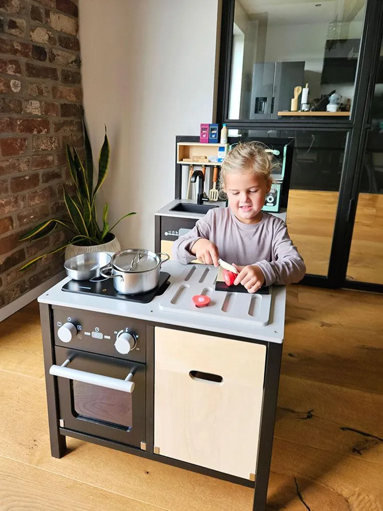Cuisine enfant bois robuste et stable avec îlot pour petits espaces - 4