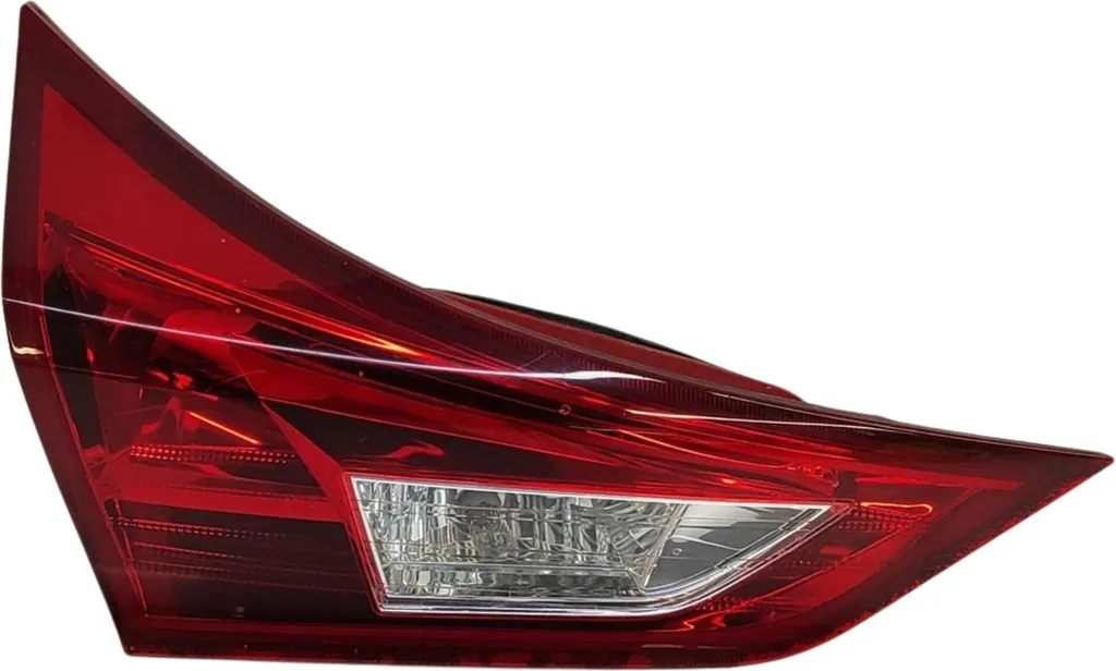 Remplacer feu hayon gauche Toyota Auris cassé référence 81591-02460 OE