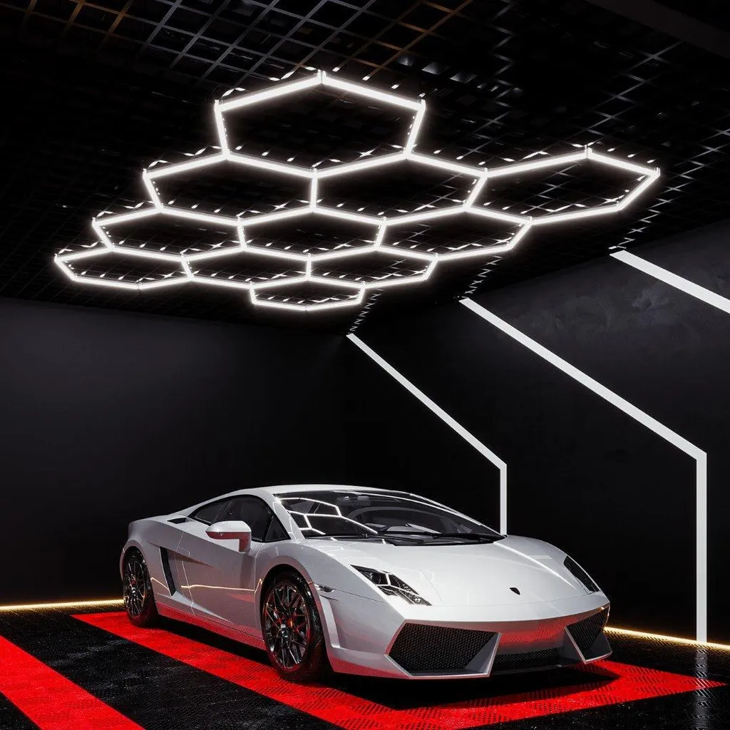 Éclairage LED hexagonal pour garage de detailing et showroom auto