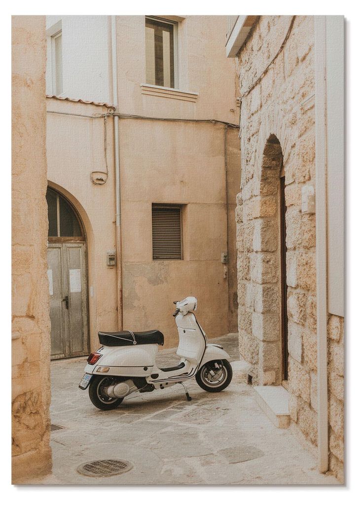 POSTER - 42x59 cm (A2) - Jonas "John" Keller - Eine charmante Straße mit beigen Mauern und einem weißen Roller - Wandbild für Wohnzimmer Schlafz...