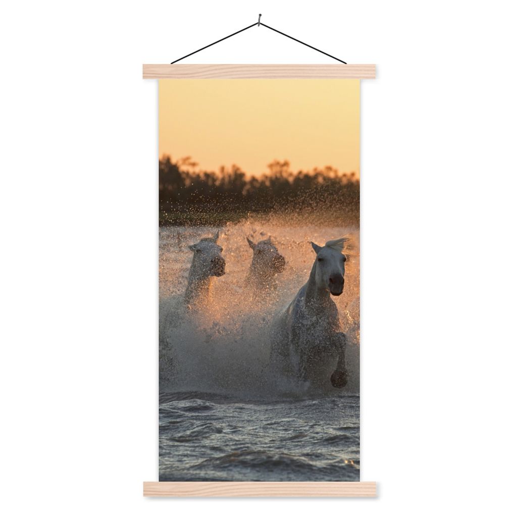 MuchoWow Textilposter Pferde galoppieren durch tiefes Wasser in der Camargue 40x80 cm mit holzfarbenen Rahmen - Wohnzimmer