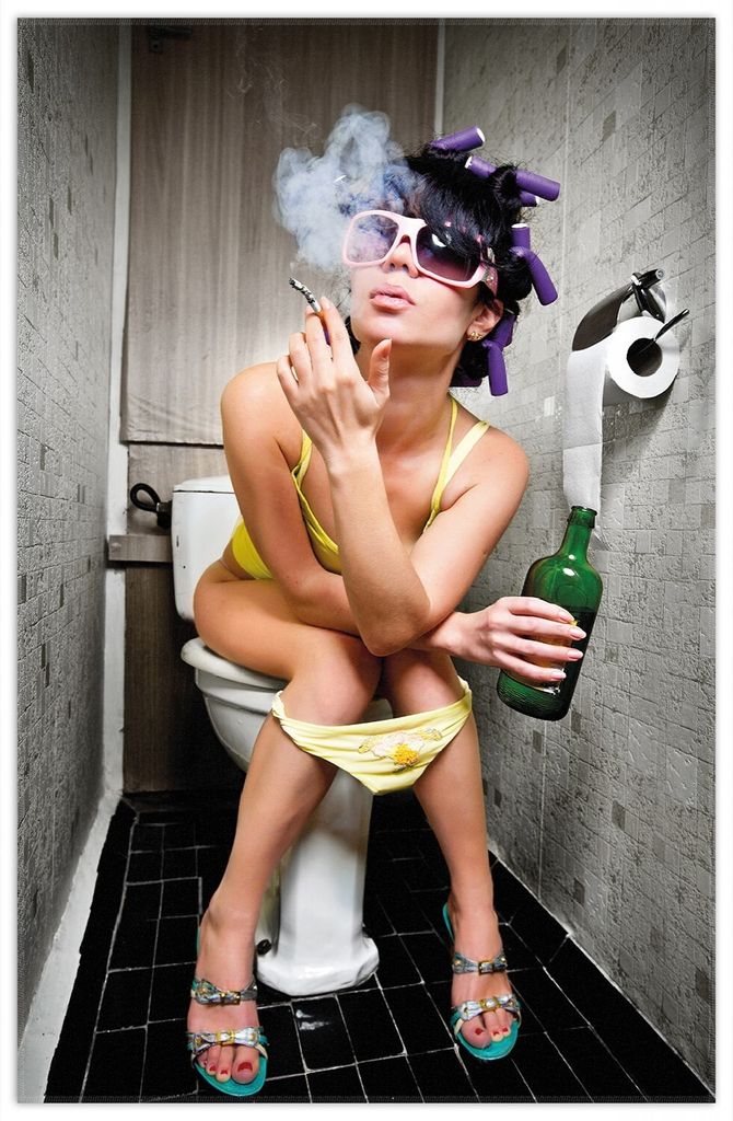 Wallario Premium Teppich, Größe 90 x 140 cm, Kloparty - Sexy Frau auf Toilette Zigarette & Schnapsflasche - farbig