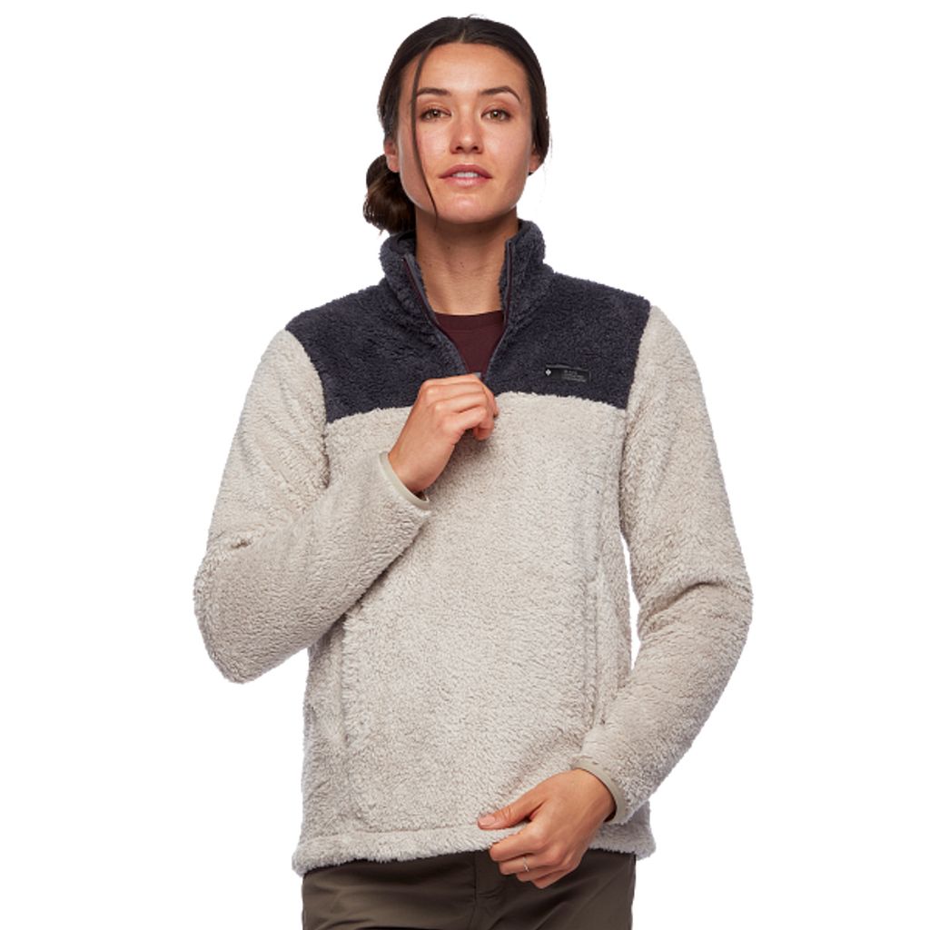 Dame trägt einen hellen Fleece-Pullover mit halbem Reißverschluss und dunklem Kragen von Black Diamond.