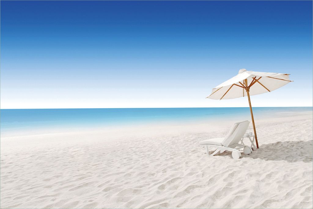 Wallario selbstklebendes Poster - Sonnenliege am weißen Strand unter blauem Himmel, Größe: 61 x 91,50 cm