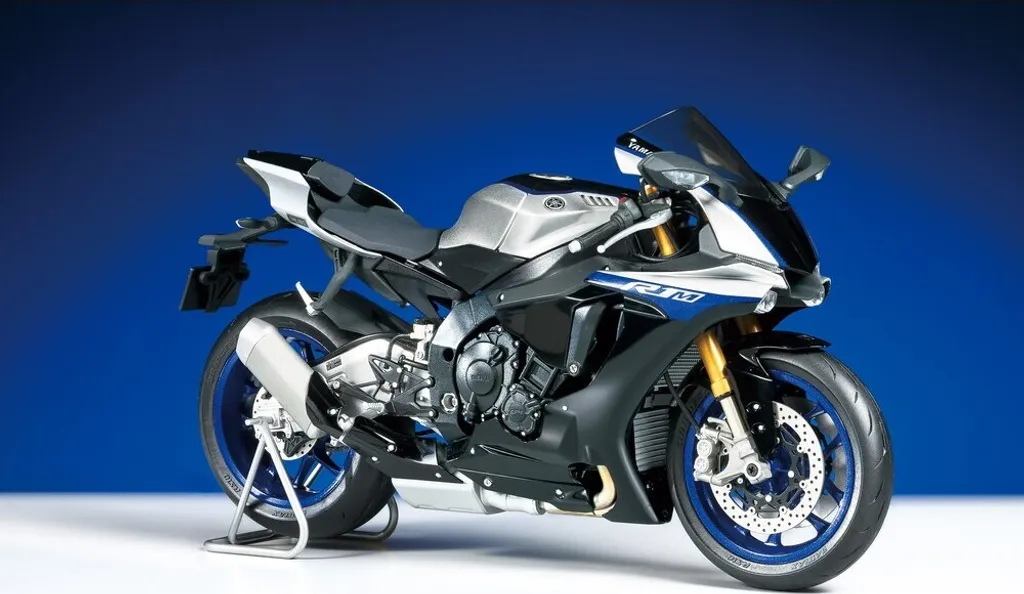 Yamaha YZF-R1M détaillée 1:12 avec socle d'exposition - Modèle kit
