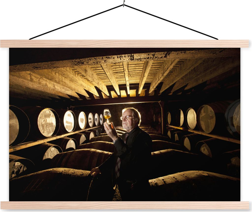MuchoWow Textilposter Mann testet Whisky zwischen Holzfässern im Keller der Destillerie 60x40 cm mit holzfarbenen Rahmen - Bilder