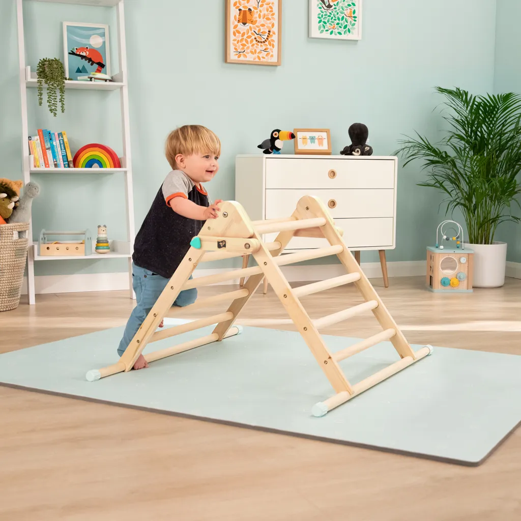 Triangle d'escalade bois TP Toys : solution motricité bébé sans écran - 2
