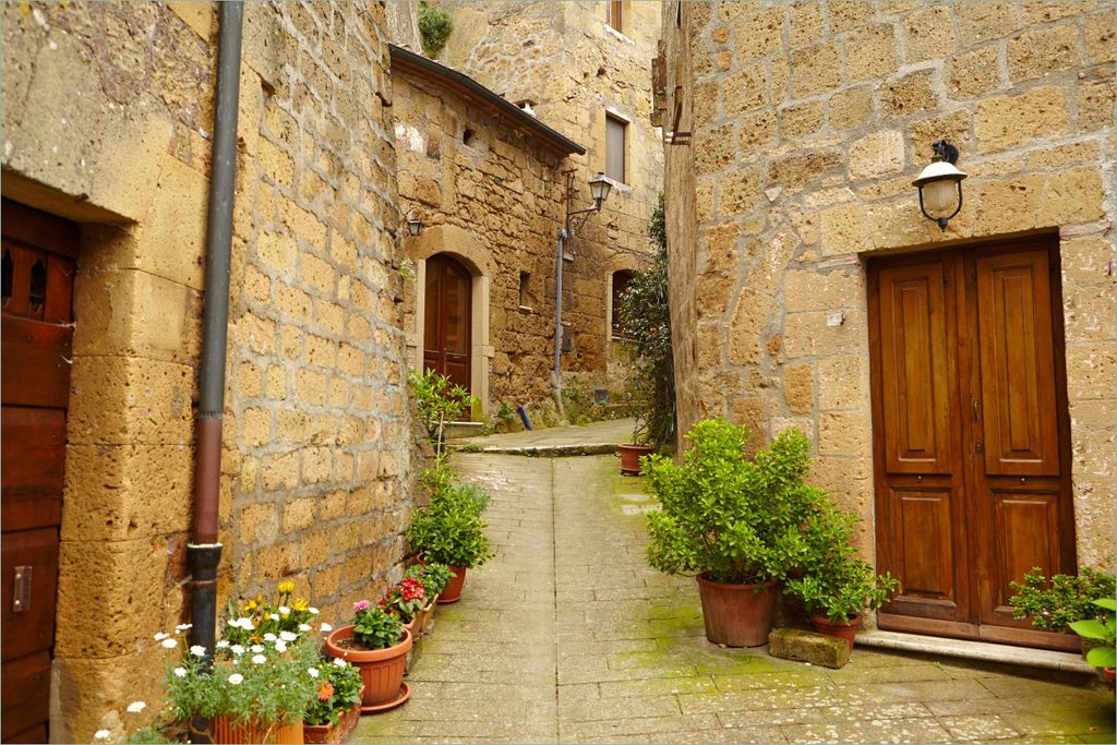Wallario selbstklebendes Poster - Weg durch die Altstadt - Toskana in Italien, Größe: 61 x 91,50 cm