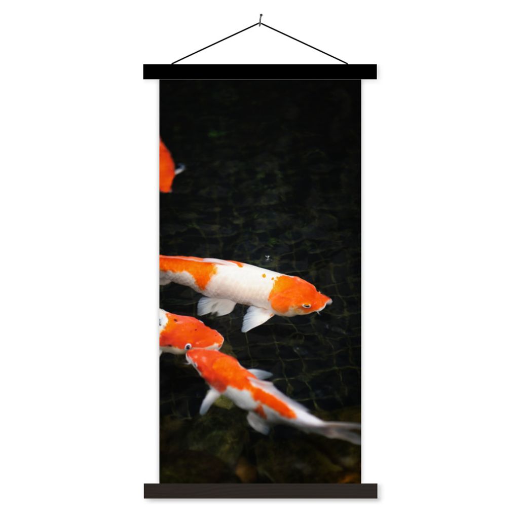 MuchoWow Textilposter Koi-Karpfen in einem flachen schwarzen Teich 90x180 cm mit schwarzem Rahmen - Dekoration Wohnzimmer
