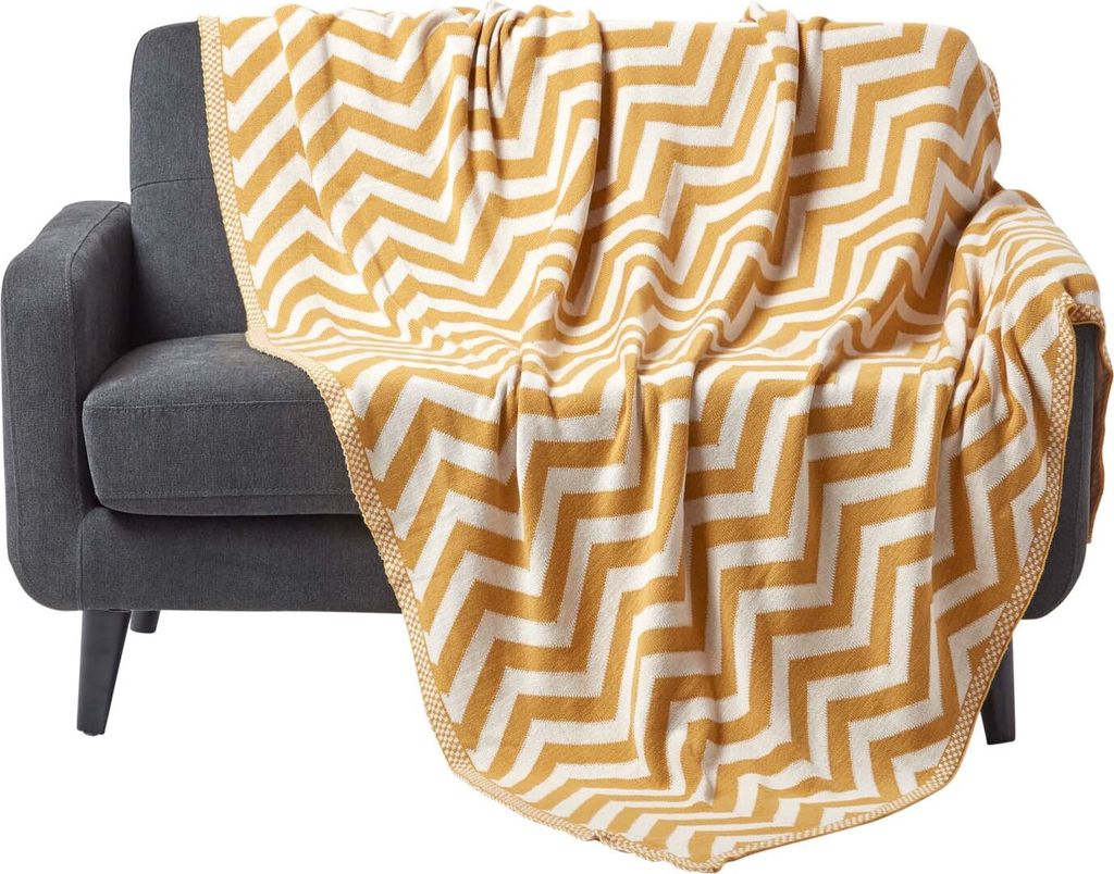 HOMESCAPES Tagesdecke mit Chevron-Muster, 100% Baumwolle, senfgelb/cremeweiß, 150 x 200 cm