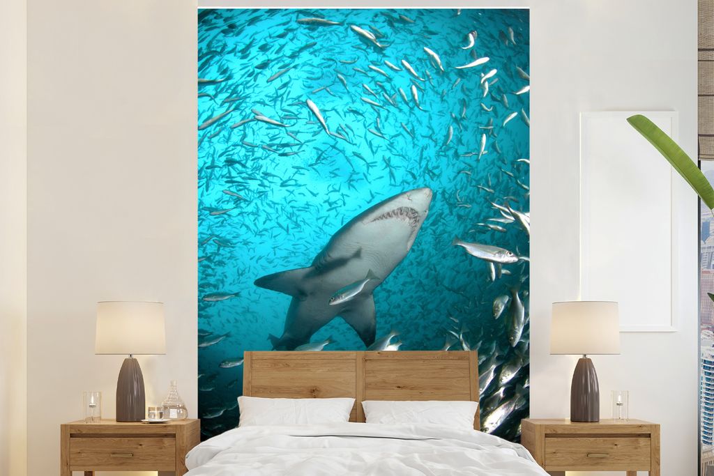MuchoWow Fototapete für Wohnzimmer oder Schlafzimmer Wandtapete Vinyl Motivtapete Ein Hai unter Fischen - 145x220 cm - Wanddekoration