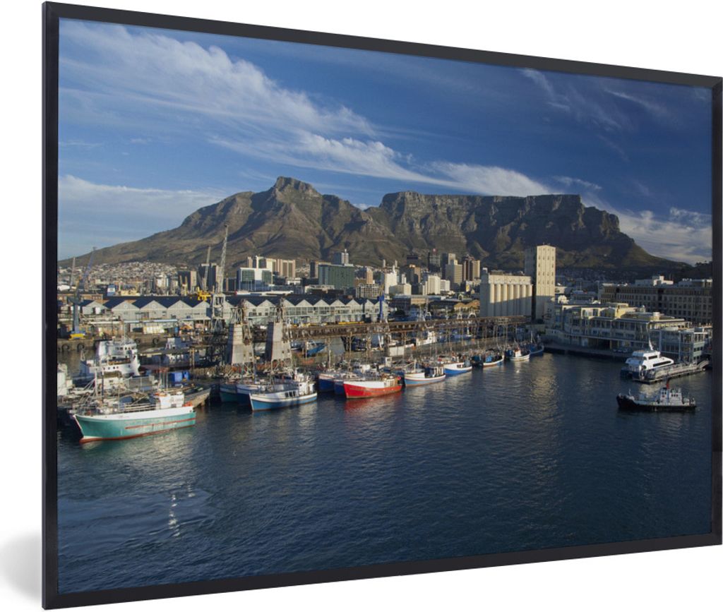 MuchoWow Gerahmtes Poster Der wunderschöne Hafen von Kapstadt und der Tafelberg im Hintergrund 90x60 cm - Poster mit Schwarzem Bilderrahmen Wand...