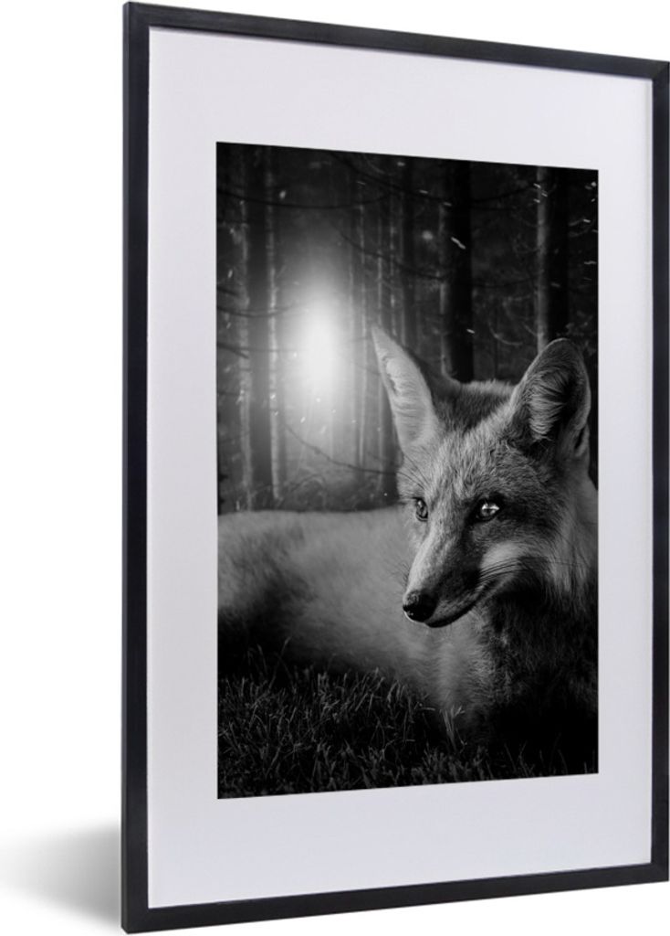 MuchoWow Gerahmtes Poster Fuchs zwischen den Bäumen im Dschungel - schwarz und weiß 40x60 cm - Poster mit Schwarzem Bilderrahmen Wandposter Rah...