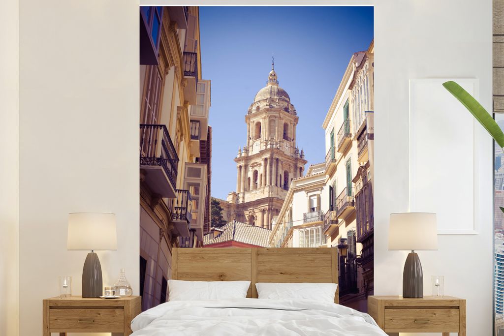 MuchoWow Fototapete für Wohnzimmer oder Schlafzimmer Wandtapete Vinyl Motivtapete Glockenturm der Kathedrale in den Straßen von Málaga Spanien...