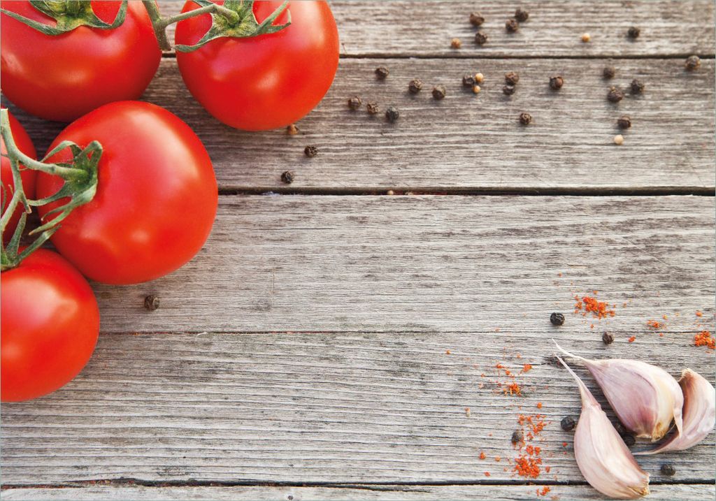 Wallario Poster - Tomaten und Gewürze auf altem Holztisch, Kunstdruck Größe: 70 x 100 cm