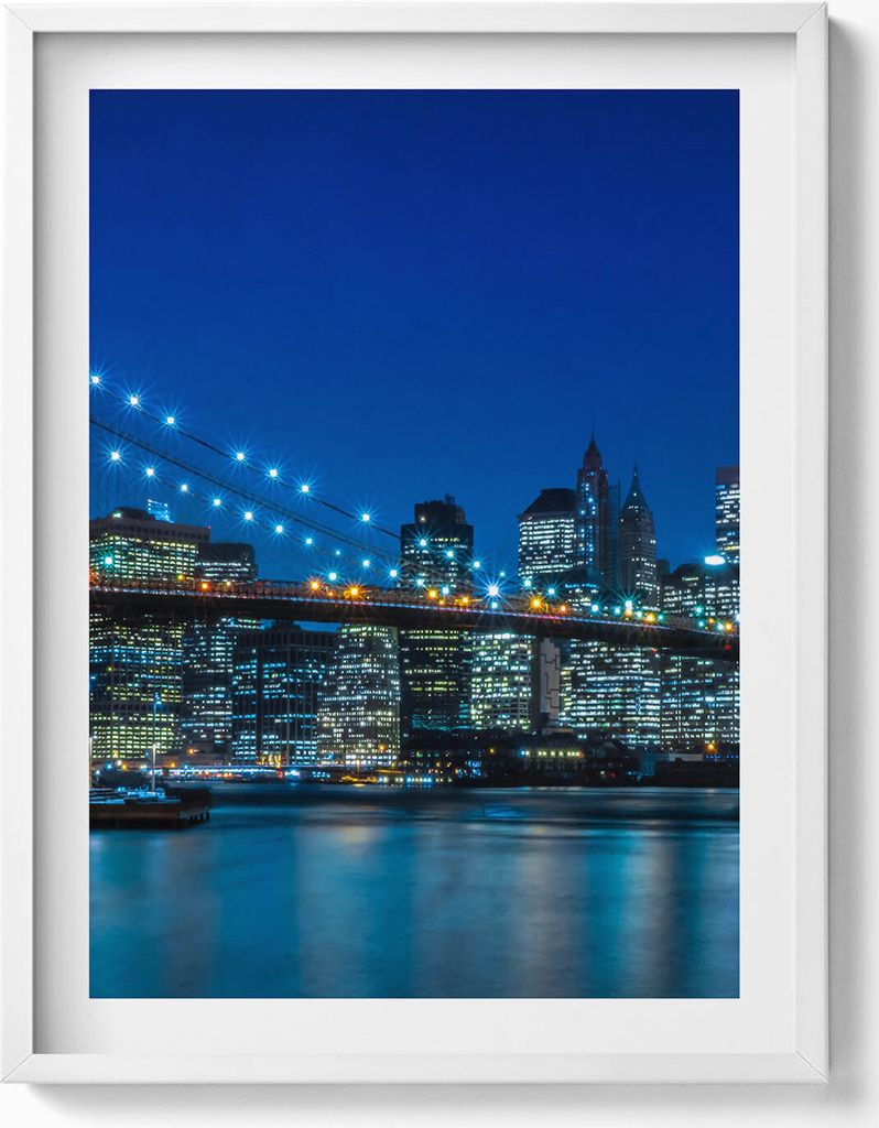 Brooklyn Bridge in den Abendstunden - New York– Wandbild mit Rahmen – Gerahmtes Bild – Wanddekoration – 60x80 cm – Weiß Rahmen