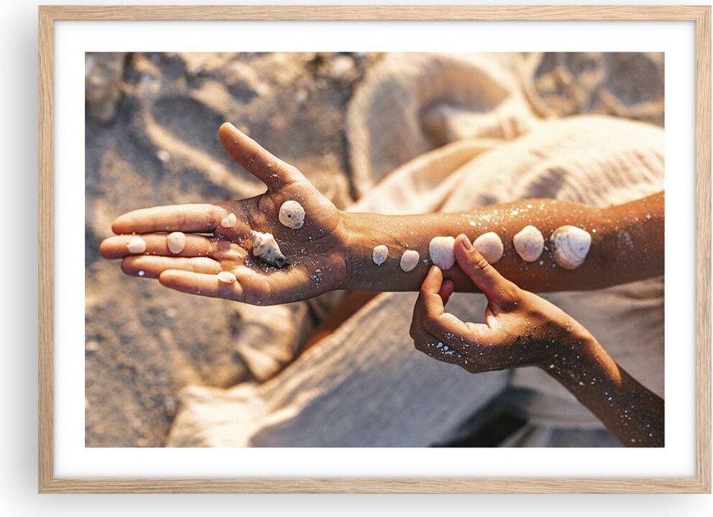 Gerahmtes Poster - Rahmen in heller Eiche - Muschel Hand Strand - 70x50 cm - Wand Bild - Wanddeko - Wandbilder - Kunstposter - Wandposter - Bilderr...