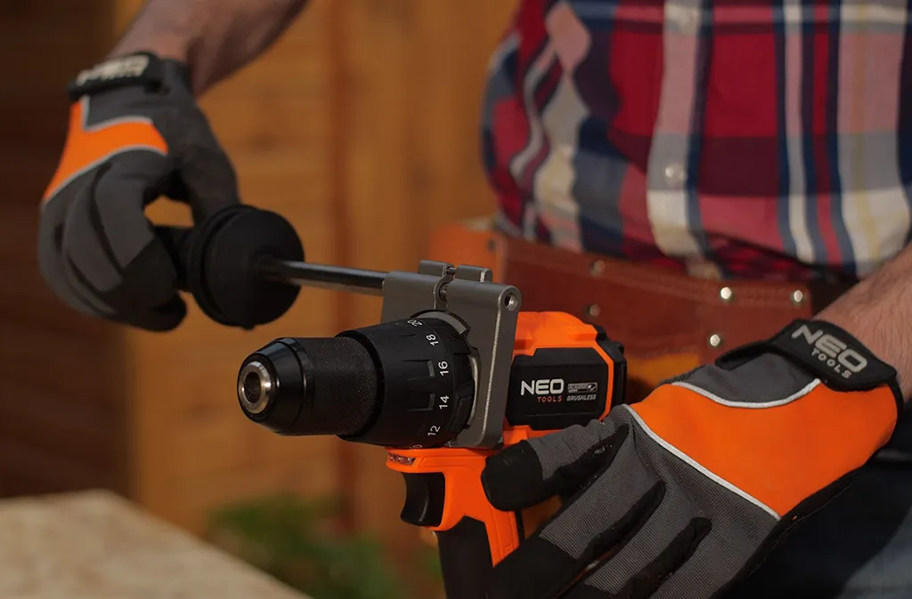 Perceuse-visseuse sans balais 100 Nm NEO TOOLS : finissez vos perçages