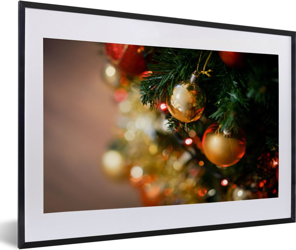MuchoWow Gerahmtes Poster Die glänzenden roten und goldenen Kugeln an einem Zweig eines Weihnachtsbaums 60x40 cm - Poster mit Schwarzem Bilderra...