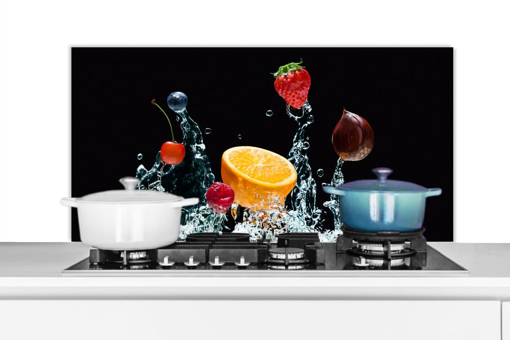 KitchenYeah Spritzschutz Küche - Küchenrückwand - Wandschutz für Herd und Spüle - Wasser - Obst - Orange - Erdbeere - Kirsche - Schwarz 100...