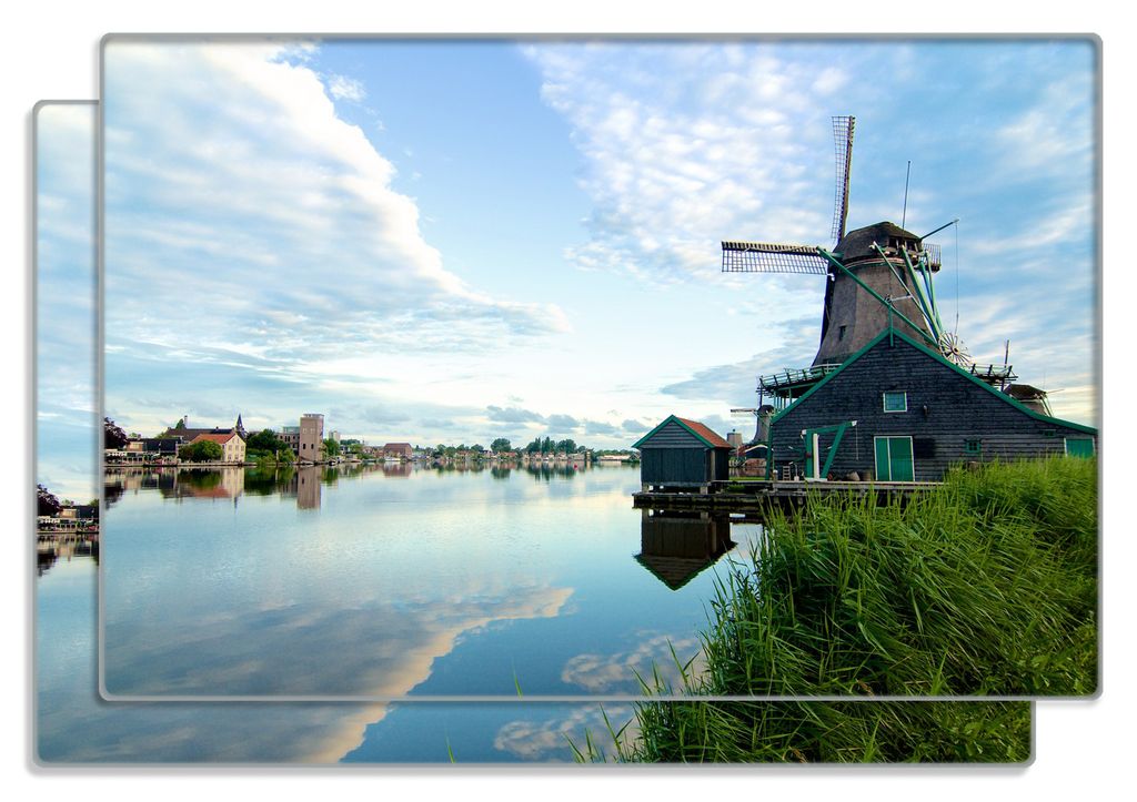 Wallario Frühstücksbrettchen 2er Set aus Glas, je 20 x 30 cm, mit rutschfesten Füßen, Motiv Alte Windmühle an einem Fluss