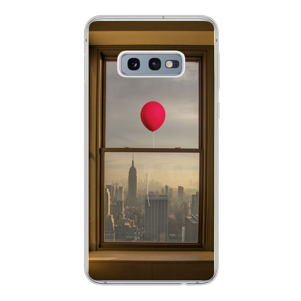 MuchoWow Handyhülle Schutzhülle Hülle für Samsung Galaxy S10e Roter Ballon fliegt an Fenster in New York vorbei Silikon Softcase Handy Hülle...