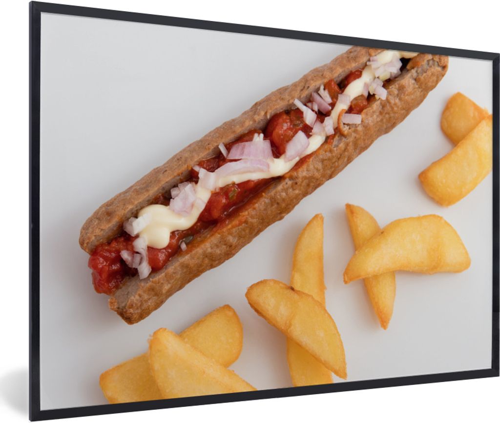 MuchoWow Gerahmtes Poster Leckeres Frikandel-Spezial mit Pommes frites auf einem weißen Teller 30x20 cm - Poster mit Schwarzem Bilderrahmen Wand...