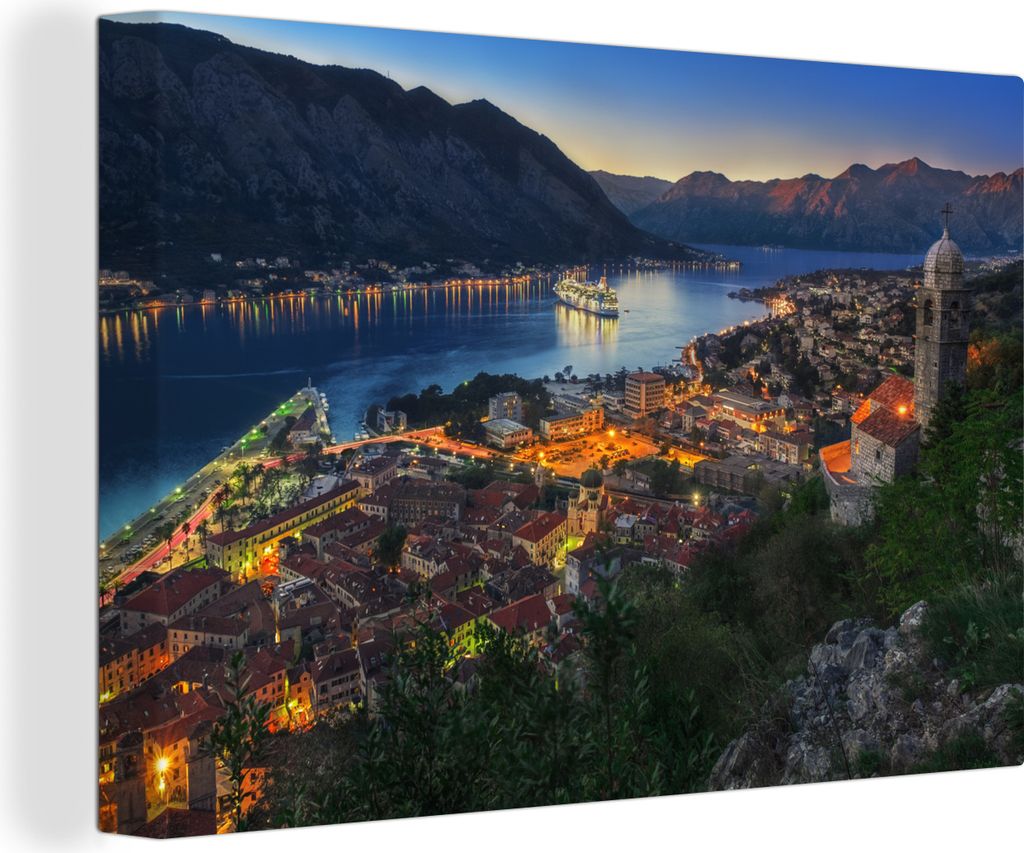 OneMillionCanvasses - Leinwandbilder - 140x90 cm, Die Bucht von Kotor bei Sonnenuntergang und beleuchtete Straßen, Wandbilder Kunstdruck Wanddek...