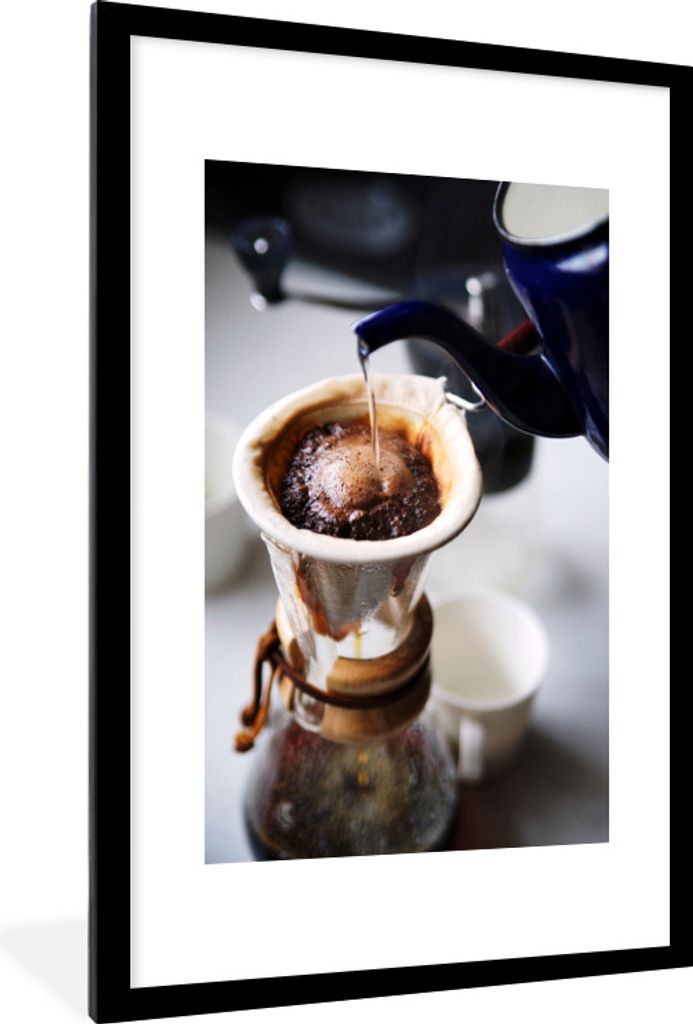 MuchoWow Gerahmtes Poster Filterkaffee wird auf altmodische Art und Weise zubereitet 60x90 cm - Poster mit Schwarzem Bilderrahmen Wandposter Rahm...