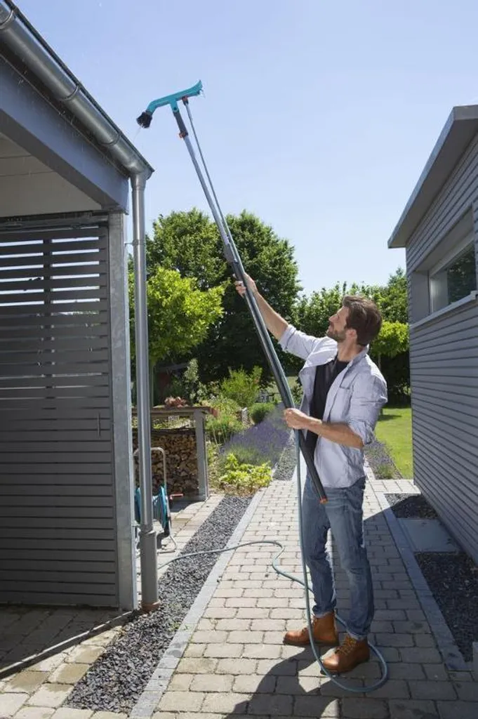 Nettoyeur de gouttières télescopique GARDENA pour travailler au sol