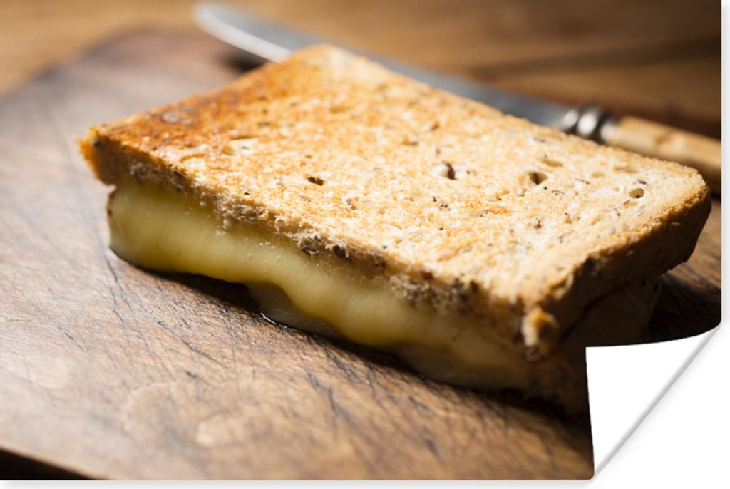 MuchoWow Poster Toast mit geschmolzenem Käse auf einem Schneidebrett 60x40 cm - Schlafzimmerdekoration