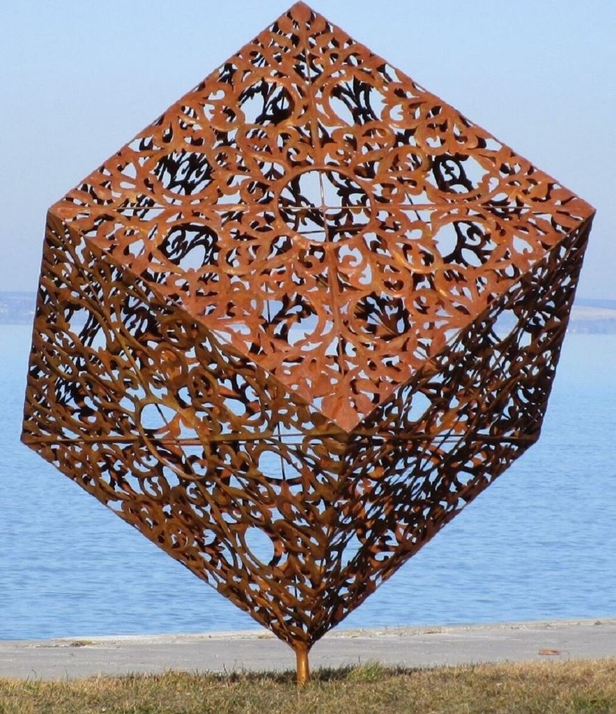 Casa Padrino Luxus Stahl Garten Skulptur Würfel Rostfarben 150 x 130 x H. 170 cm - Handgefertigte Wetterbeständige Garten Dekoration - Luxus Koll...