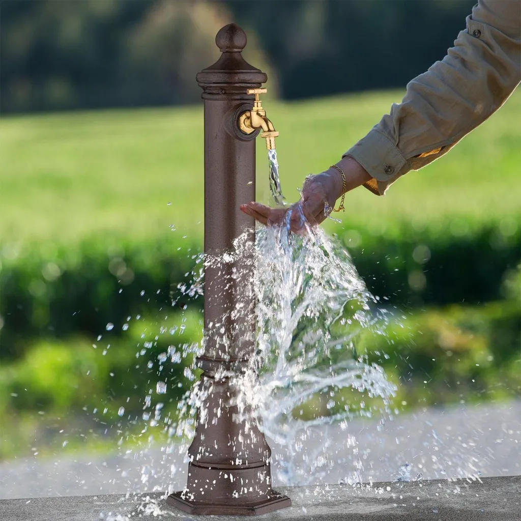Borne fontaine d'extérieur en métal décorative avec robinet classique