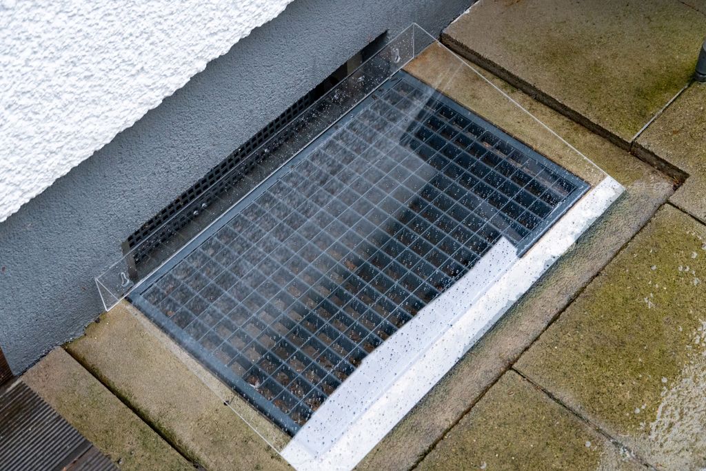 Queence | Lichtschachtabdeckung aus Acryl | Kellerschacht-Abdeckung | Schneeschutz | Regenschutz | Schutz gegen Schmutz, Schimmel, Laub und Schnee ...