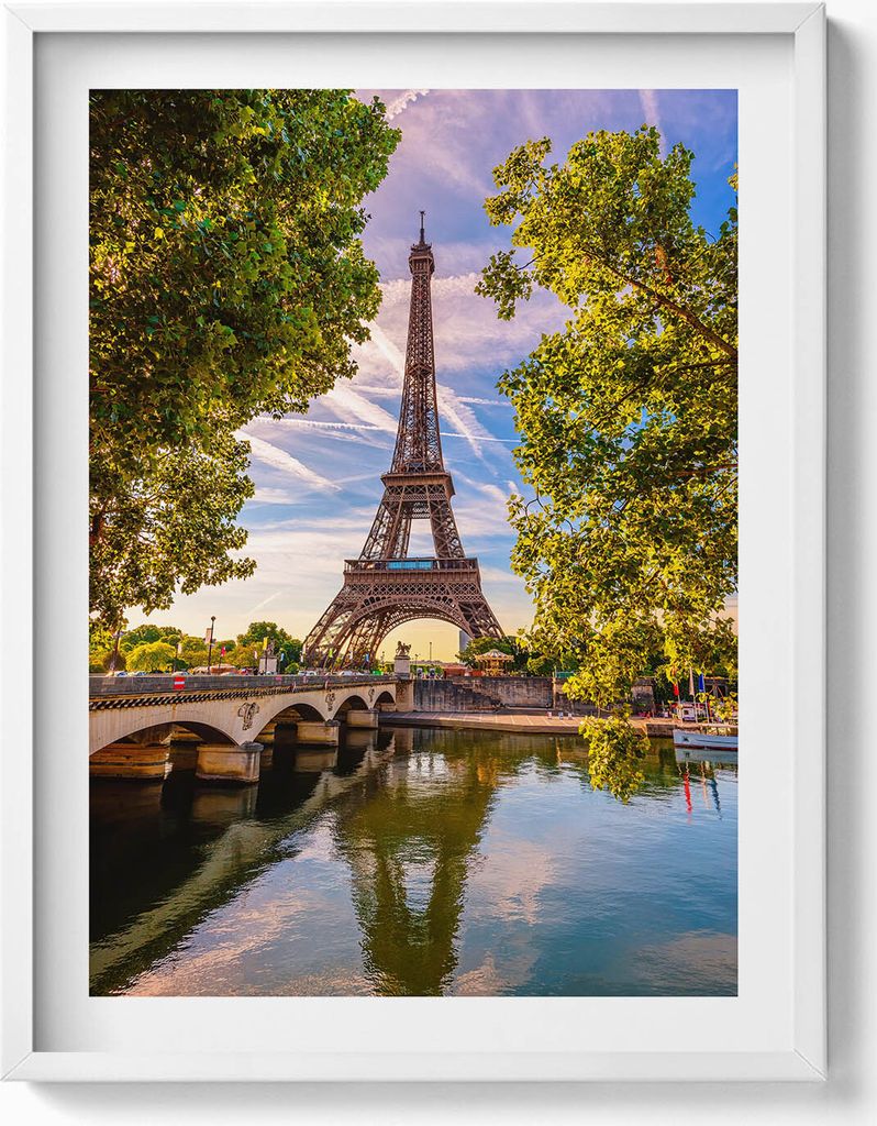 Der Eiffelturm zwischen den Bäumen– Wandbild mit Rahmen – Gerahmtes Bild – Wanddekoration – 60x80 cm – Weiß Rahmen