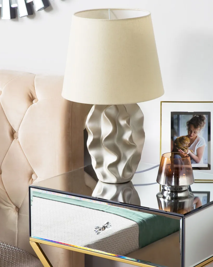 Lampe décorative base ondulée en céramique et or design minimaliste 46cm