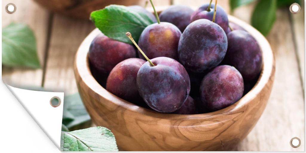 MuchoWow 80x40 cm Outdoor-Poster Gartendeko Sichtschutz Garten Poster für den Garten Pflaumen in Holzschalen zwischen grünen Blättern