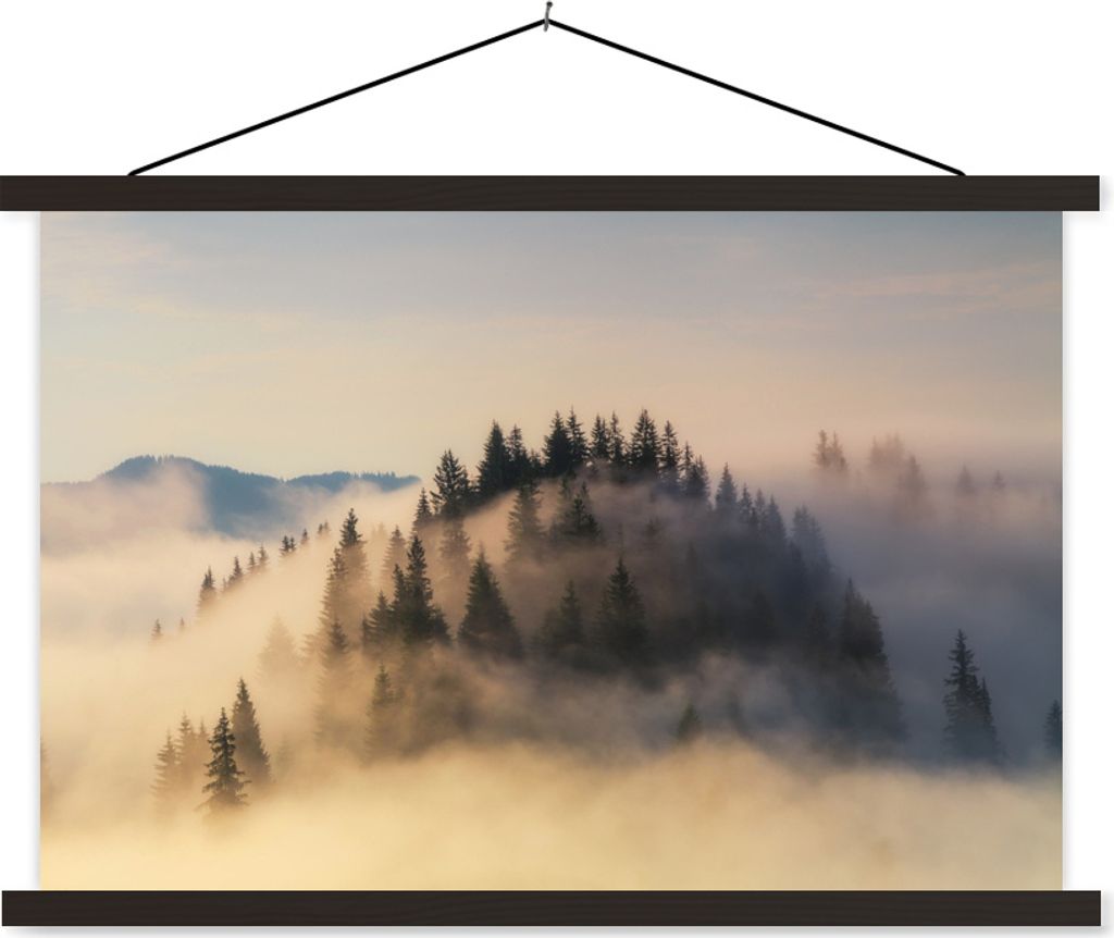 MuchoWow Textilposter Nebliger Sonnenaufgang in den Bergen im Sommer 90x60 cm mit schwarzem Rahmen - Aufhängungssatz