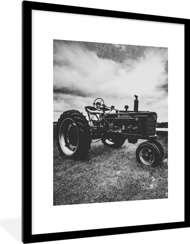 MuchoWow Gerahmtes Poster Traktor - Schwarz - Weiß - Bauernhof - Vintage 60x80 cm - Poster mit Schwarzem Bilderrahmen Wandposter Rahmen Foto Bil...