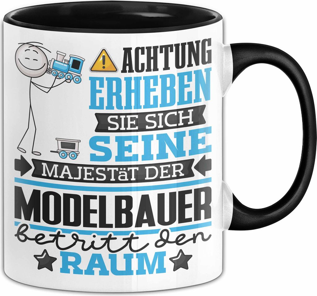 Modelbauer Geschenk Tasse Lustiger Spruch Erheben Sie Sich Der Modelbauer Betritt den Raum (Schwarz)