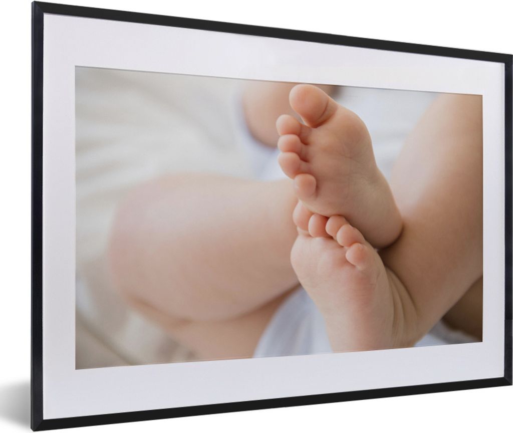 MuchoWow Gerahmtes Poster Die Füße eines Babys 60x40 cm - Poster mit Schwarzem Bilderrahmen Wandposter Rahmen Foto Bilder - Schlafzimmer - Plak...