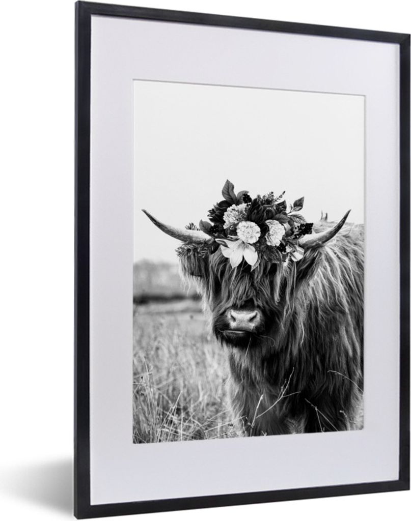 MuchoWow Gerahmtes Poster Schottischer Highlander auf einer Wiese - schwarz und weiß 30x40 cm - Poster mit Schwarzem Bilderrahmen Wandposter Rah...