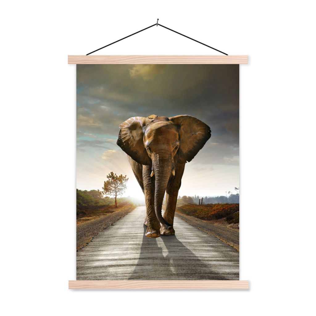 MuchoWow Textilposter Elefant - Straße - Tiere - Sonnenuntergang - Landschaft 40x53 cm mit holzfarbenen Rahmen - Schlafzimmer